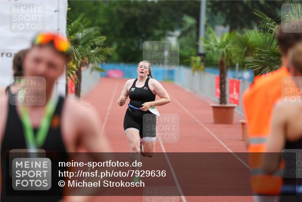 15.06.2025 - 7 Türme Triathlon Michael Strokosch http://msf.ph/oto/7929636 15.06.2025 10:19:47 Ziel 98 meine-sportfotos.de