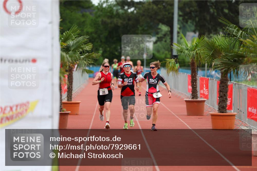 15.06.2025 - 7 Türme Triathlon Michael Strokosch http://msf.ph/oto/7929661 15.06.2025 10:22:45 Ziel 117, 118, 119 meine-sportfotos.de