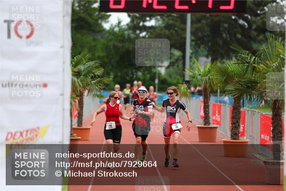 15.06.2025 - 7 Türme Triathlon Michael Strokosch http://msf.ph/oto/7929664 15.06.2025 10:22:46 Ziel 117, 118, 119 meine-sportfotos.de