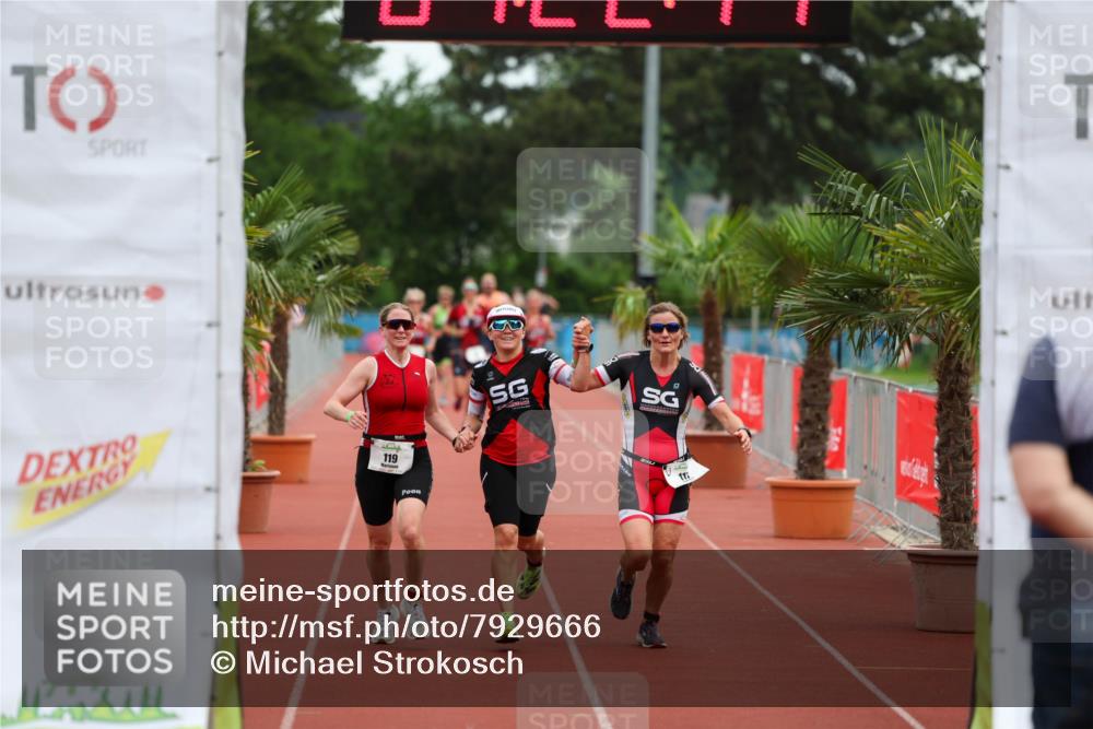 15.06.2025 - 7 Türme Triathlon Michael Strokosch http://msf.ph/oto/7929666 15.06.2025 10:22:47 Ziel 117, 118, 119 meine-sportfotos.de