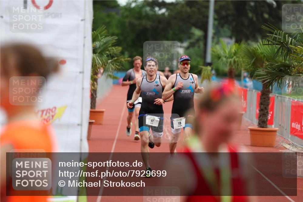 15.06.2025 - 7 Türme Triathlon Michael Strokosch http://msf.ph/oto/7929699 15.06.2025 10:23:15 Ziel 17, 18, 19 meine-sportfotos.de