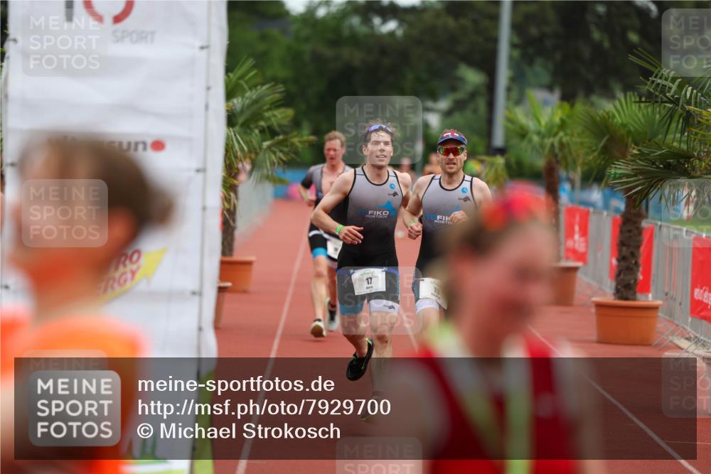 15.06.2025 - 7 Türme Triathlon Michael Strokosch http://msf.ph/oto/7929700 15.06.2025 10:23:15 Ziel 17, 18, 19 meine-sportfotos.de
