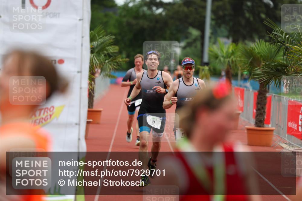 15.06.2025 - 7 Türme Triathlon Michael Strokosch http://msf.ph/oto/7929701 15.06.2025 10:23:16 Ziel 17, 18, 19 meine-sportfotos.de