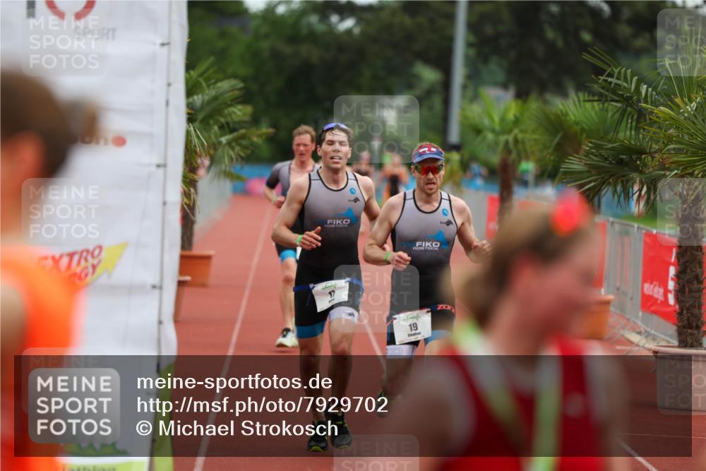 15.06.2025 - 7 Türme Triathlon Michael Strokosch http://msf.ph/oto/7929702 15.06.2025 10:23:16 Ziel 17, 18, 19 meine-sportfotos.de
