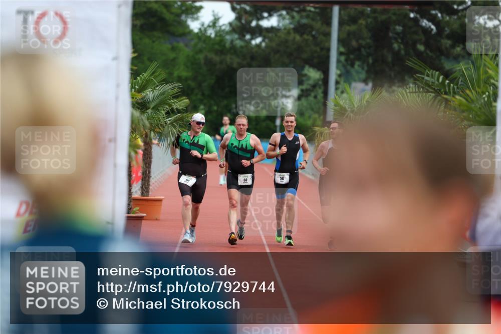 15.06.2025 - 7 Türme Triathlon Michael Strokosch http://msf.ph/oto/7929744 15.06.2025 10:24:17 Ziel 57, 59, 60 meine-sportfotos.de