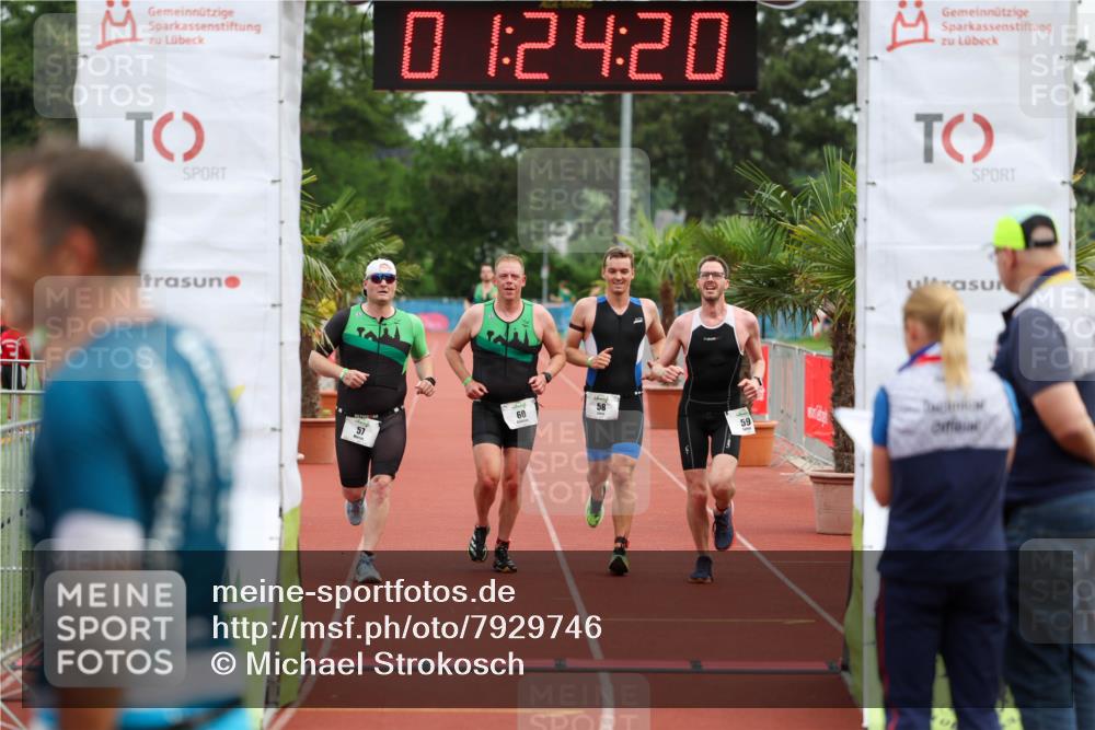 15.06.2025 - 7 Türme Triathlon Michael Strokosch http://msf.ph/oto/7929746 15.06.2025 10:24:20 Ziel 57, 58, 59, 60 meine-sportfotos.de