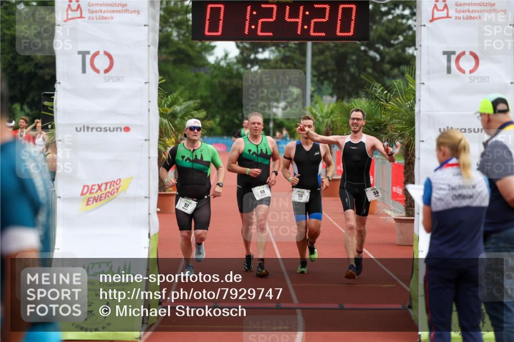 15.06.2025 - 7 Türme Triathlon Michael Strokosch http://msf.ph/oto/7929747 15.06.2025 10:24:21 Ziel 57, 58, 59, 60 meine-sportfotos.de