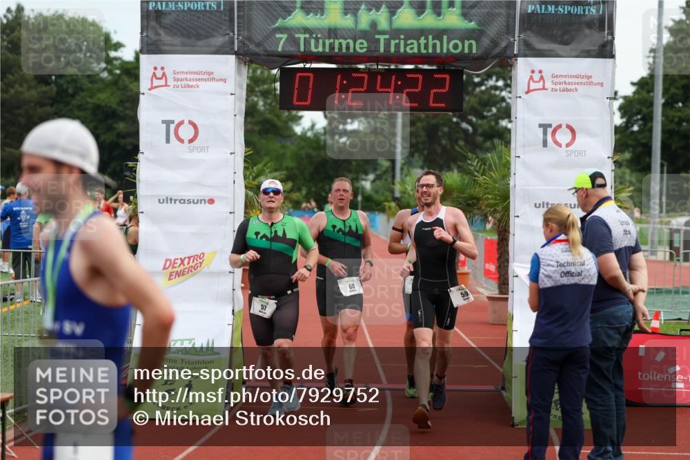15.06.2025 - 7 Türme Triathlon Michael Strokosch http://msf.ph/oto/7929752 15.06.2025 10:24:22 Ziel 57, 58, 59, 60 meine-sportfotos.de