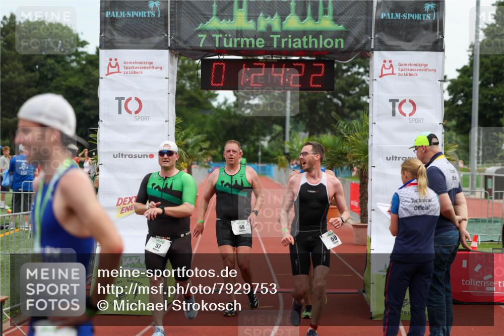 15.06.2025 - 7 Türme Triathlon Michael Strokosch http://msf.ph/oto/7929753 15.06.2025 10:24:23 Ziel 57, 58, 59, 60 meine-sportfotos.de