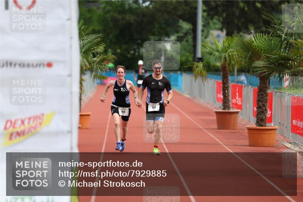 15.06.2025 - 7 Türme Triathlon Michael Strokosch http://msf.ph/oto/7929885 15.06.2025 10:30:37 Ziel 154, 155 meine-sportfotos.de