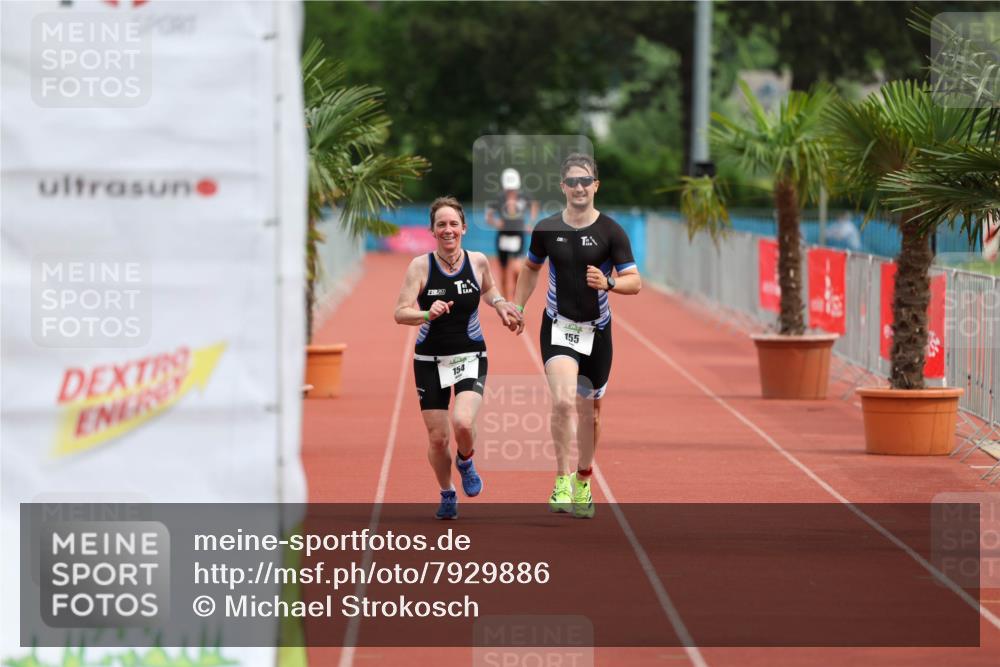 15.06.2025 - 7 Türme Triathlon Michael Strokosch http://msf.ph/oto/7929886 15.06.2025 10:30:38 Ziel 154, 155 meine-sportfotos.de