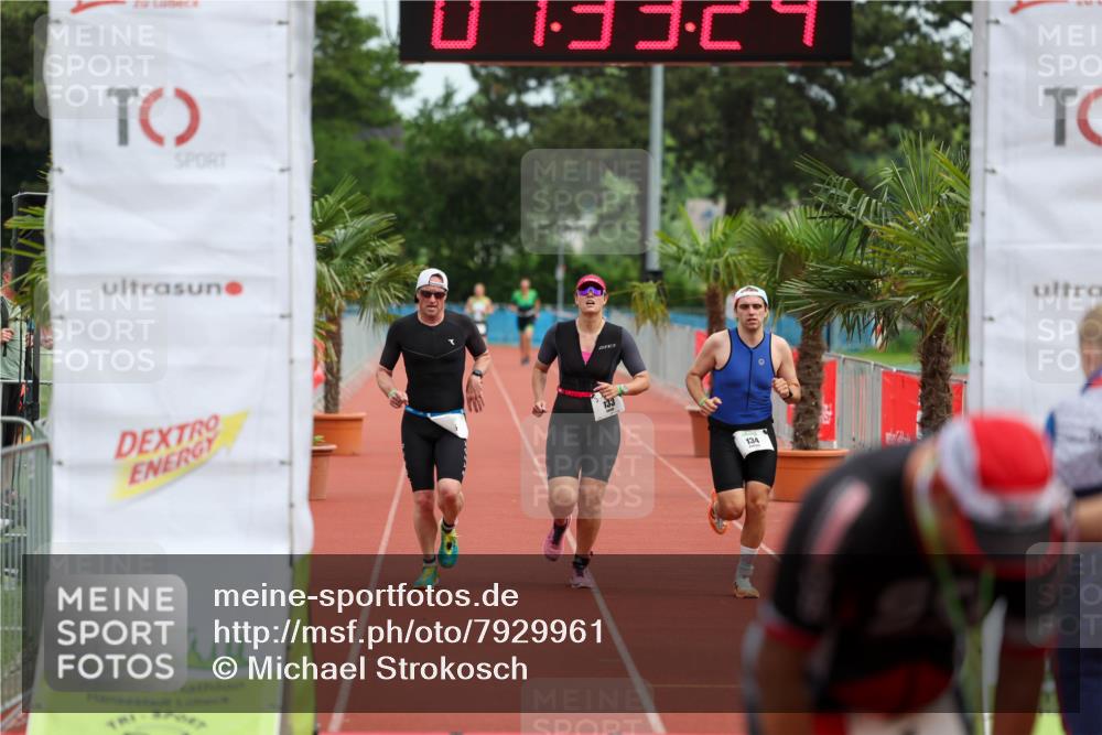 15.06.2025 - 7 Türme Triathlon Michael Strokosch http://msf.ph/oto/7929961 15.06.2025 10:33:24 Ziel 133, 134, 135 meine-sportfotos.de