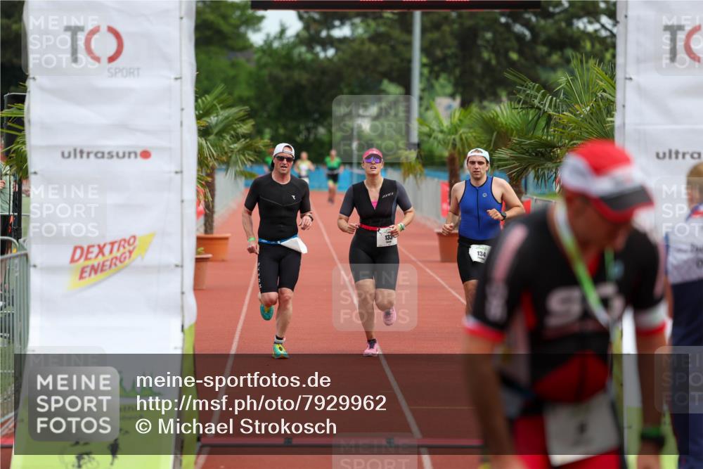15.06.2025 - 7 Türme Triathlon Michael Strokosch http://msf.ph/oto/7929962 15.06.2025 10:33:24 Ziel 133, 134, 135 meine-sportfotos.de