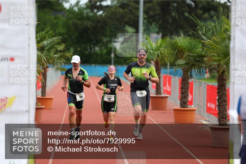 15.06.2025 - 7 Türme Triathlon Michael Strokosch http://msf.ph/oto/7929995 15.06.2025 10:34:51 Ziel 146, 147, 148 meine-sportfotos.de