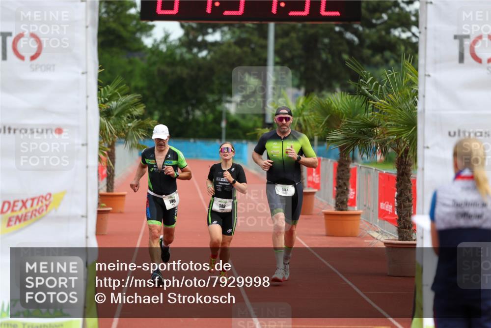 15.06.2025 - 7 Türme Triathlon Michael Strokosch http://msf.ph/oto/7929998 15.06.2025 10:34:52 Ziel 146, 147, 148 meine-sportfotos.de