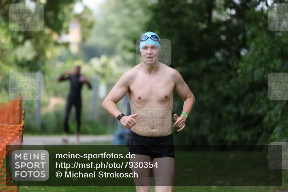 15.06.2025 - 7 Türme Triathlon Michael Strokosch http://msf.ph/oto/7930354 15.06.2025 12:24:16 Schwimmen 355, 449, 527, 643 meine-sportfotos.de