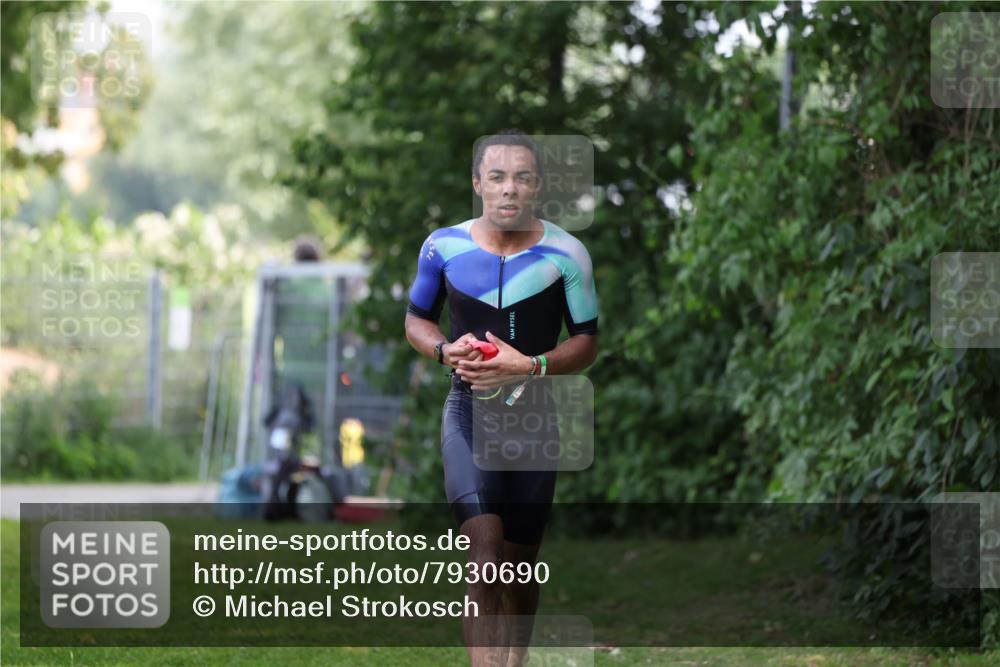 15.06.2025 - 7 Türme Triathlon Michael Strokosch http://msf.ph/oto/7930690 15.06.2025 12:27:54 Schwimmen 509, 525 meine-sportfotos.de