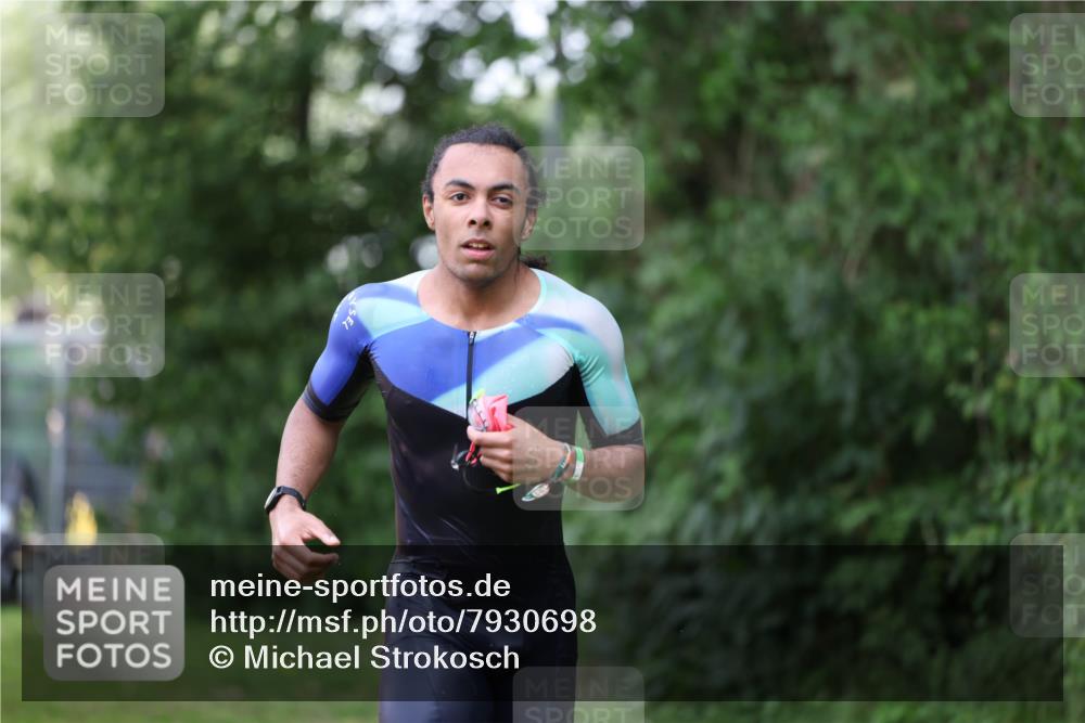 15.06.2025 - 7 Türme Triathlon Michael Strokosch http://msf.ph/oto/7930698 15.06.2025 12:27:56 Schwimmen 509, 525 meine-sportfotos.de