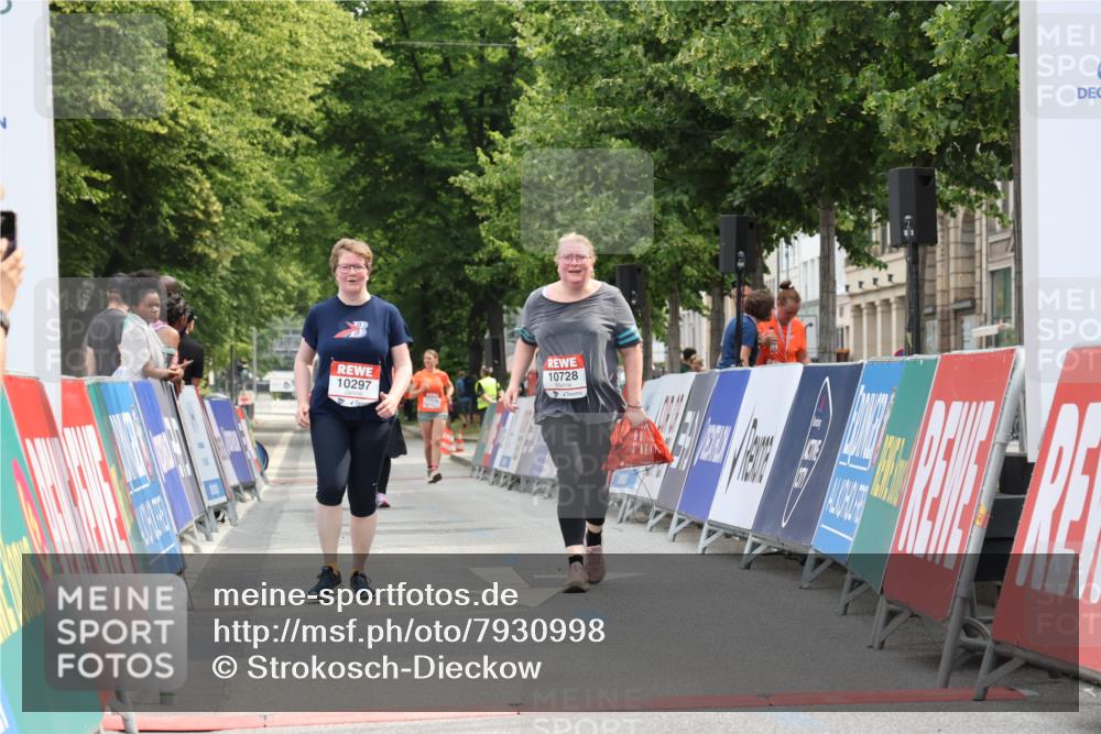 15.06.2025 - REWE Women's Run Strokosch-Dieckow http://msf.ph/oto/7930998 15.06.2025 10:28:01 Ziel 10297, 10728 meine-sportfotos.de