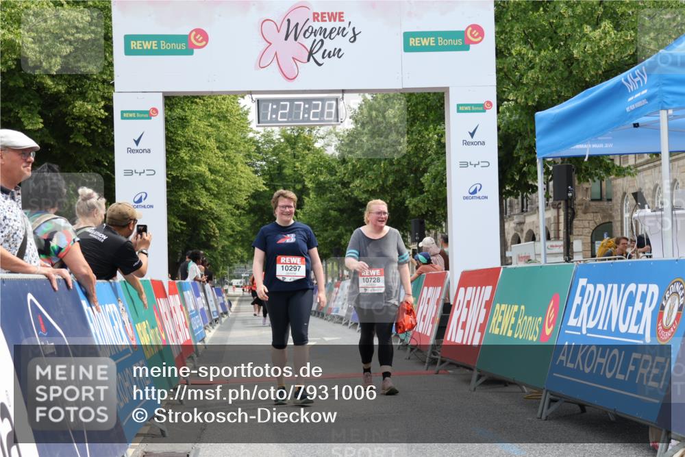15.06.2025 - REWE Women's Run Strokosch-Dieckow http://msf.ph/oto/7931006 15.06.2025 10:28:06 Ziel 10297, 10728 meine-sportfotos.de