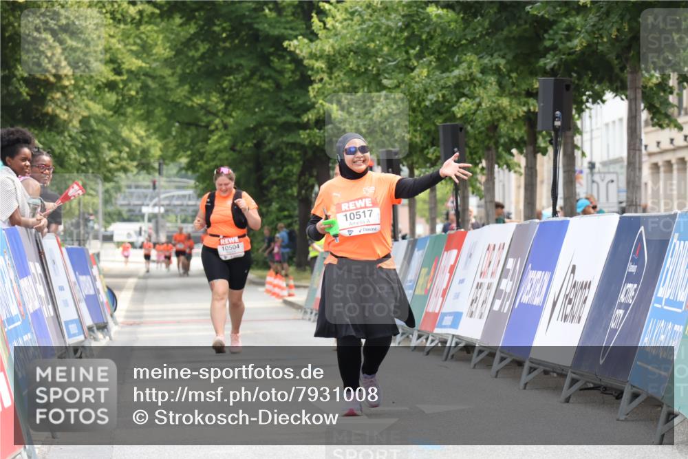 15.06.2025 - REWE Women's Run Strokosch-Dieckow http://msf.ph/oto/7931008 15.06.2025 10:28:11 Ziel 10297, 10517, 10728 meine-sportfotos.de