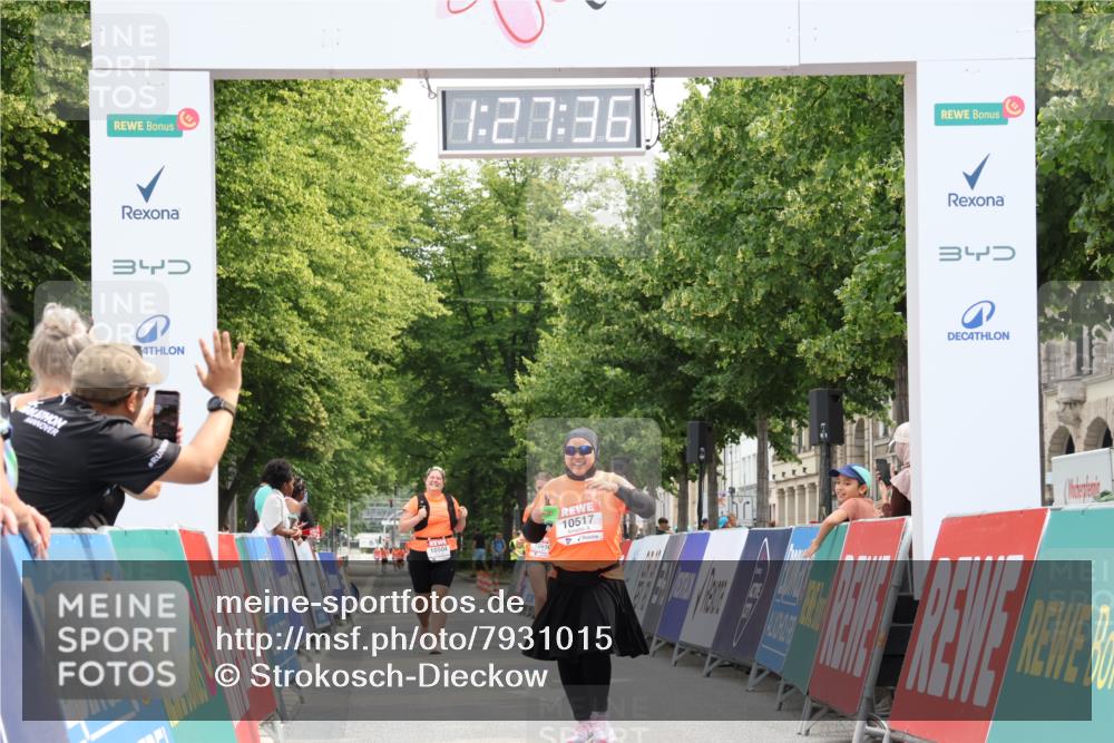 15.06.2025 - REWE Women's Run Strokosch-Dieckow http://msf.ph/oto/7931015 15.06.2025 10:28:15 Ziel 10504, 10517 meine-sportfotos.de
