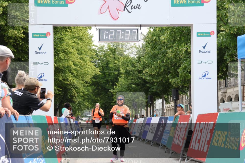15.06.2025 - REWE Women's Run Strokosch-Dieckow http://msf.ph/oto/7931017 15.06.2025 10:28:15 Ziel 10504, 10517 meine-sportfotos.de