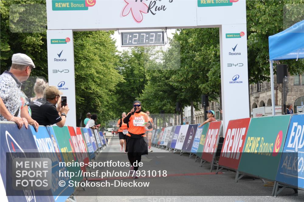 15.06.2025 - REWE Women's Run Strokosch-Dieckow http://msf.ph/oto/7931018 15.06.2025 10:28:16 Ziel 10504, 10517, 10616 meine-sportfotos.de