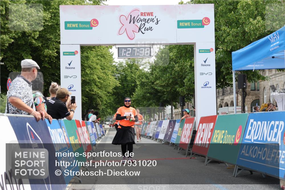15.06.2025 - REWE Women's Run Strokosch-Dieckow http://msf.ph/oto/7931020 15.06.2025 10:28:16 Ziel 10504, 10517, 10616 meine-sportfotos.de