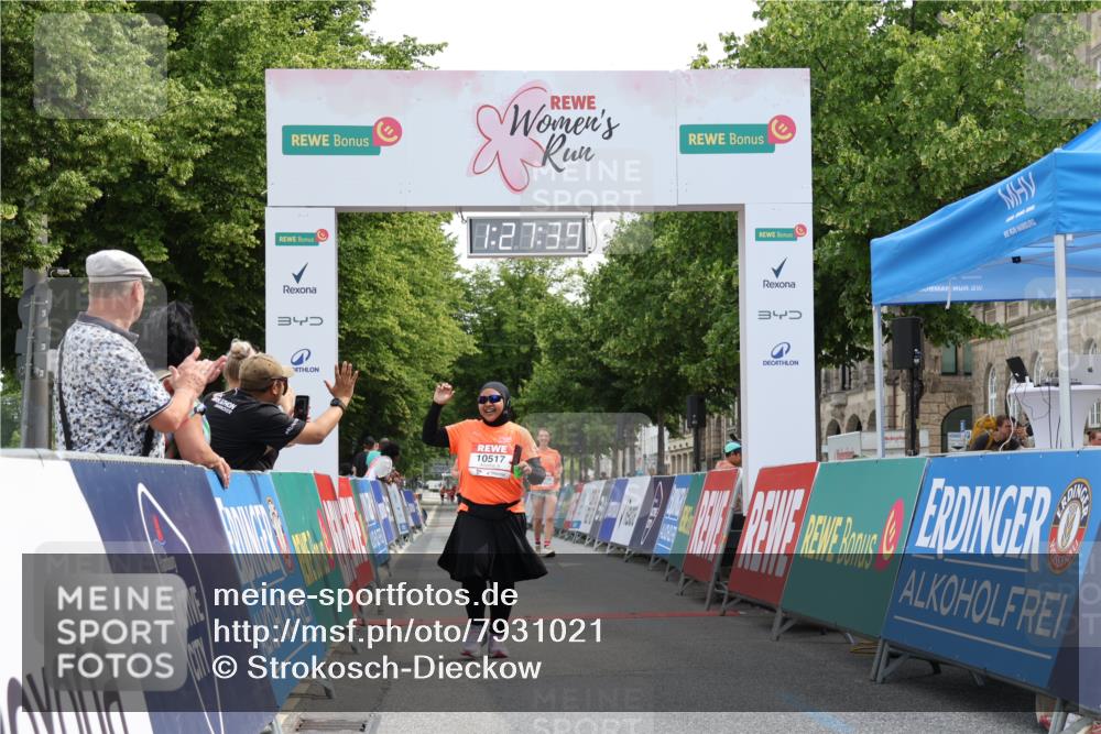 15.06.2025 - REWE Women's Run Strokosch-Dieckow http://msf.ph/oto/7931021 15.06.2025 10:28:17 Ziel 10504, 10517, 10616 meine-sportfotos.de