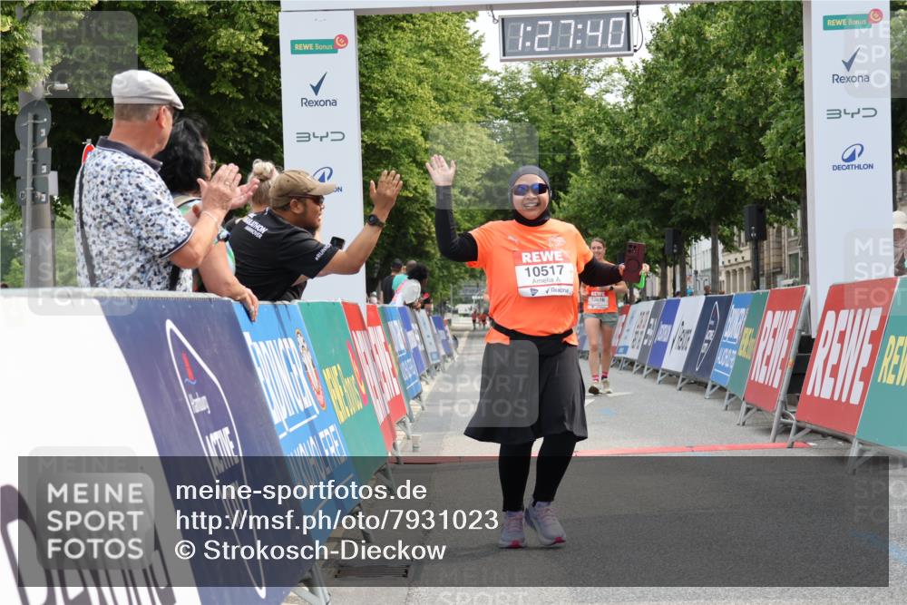 15.06.2025 - REWE Women's Run Strokosch-Dieckow http://msf.ph/oto/7931023 15.06.2025 10:28:18 Ziel 10504, 10517, 10616 meine-sportfotos.de