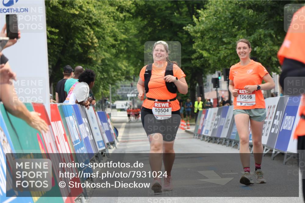 15.06.2025 - REWE Women's Run Strokosch-Dieckow http://msf.ph/oto/7931024 15.06.2025 10:28:20 Ziel 10504, 10517, 10616 meine-sportfotos.de