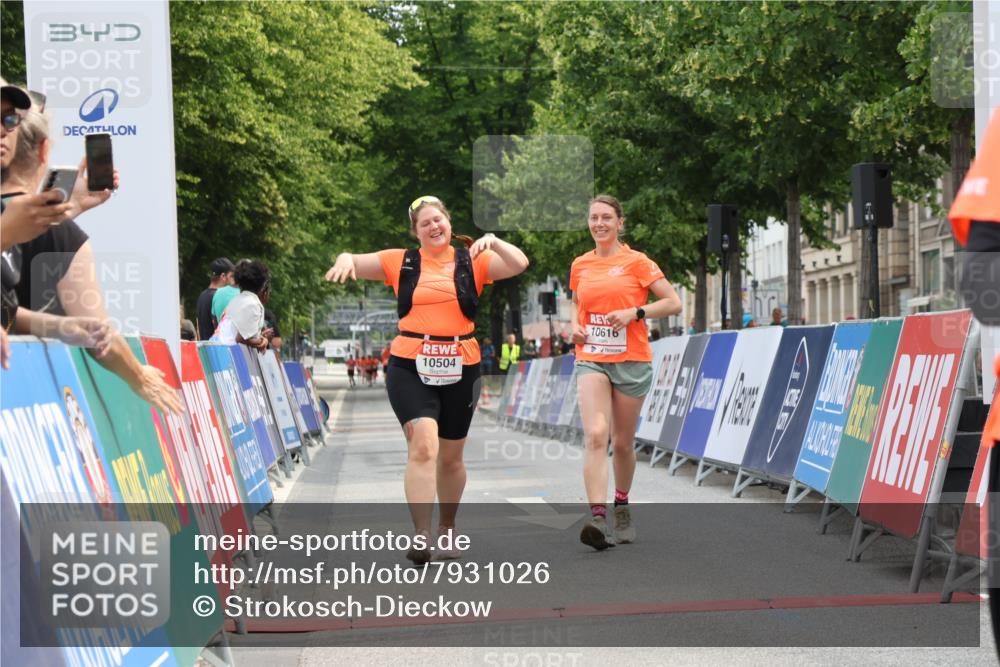 15.06.2025 - REWE Women's Run Strokosch-Dieckow http://msf.ph/oto/7931026 15.06.2025 10:28:20 Ziel 10504, 10517, 10616 meine-sportfotos.de