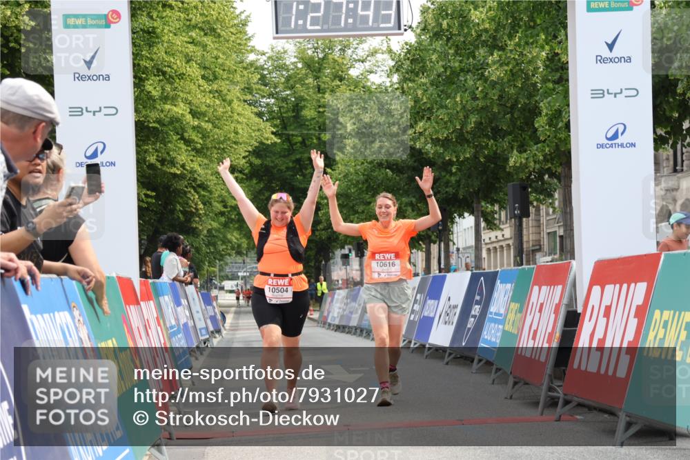 15.06.2025 - REWE Women's Run Strokosch-Dieckow http://msf.ph/oto/7931027 15.06.2025 10:28:21 Ziel 10504, 10517, 10616 meine-sportfotos.de