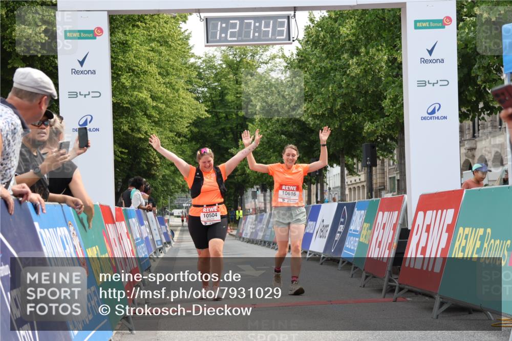 15.06.2025 - REWE Women's Run Strokosch-Dieckow http://msf.ph/oto/7931029 15.06.2025 10:28:21 Ziel 10504, 10517, 10616 meine-sportfotos.de