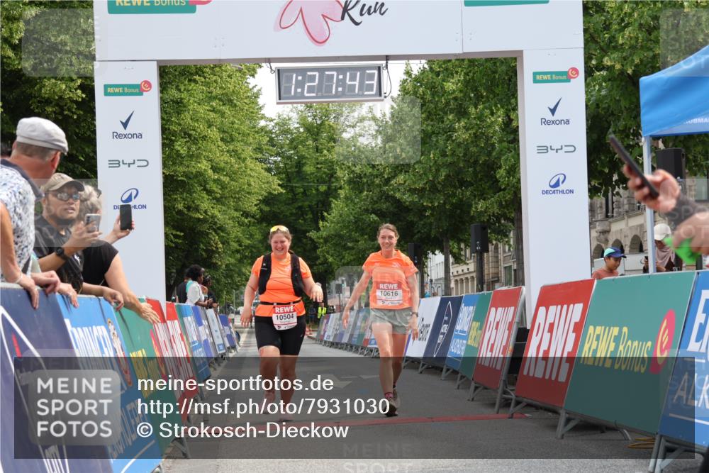 15.06.2025 - REWE Women's Run Strokosch-Dieckow http://msf.ph/oto/7931030 15.06.2025 10:28:22 Ziel 10504, 10517, 10616 meine-sportfotos.de