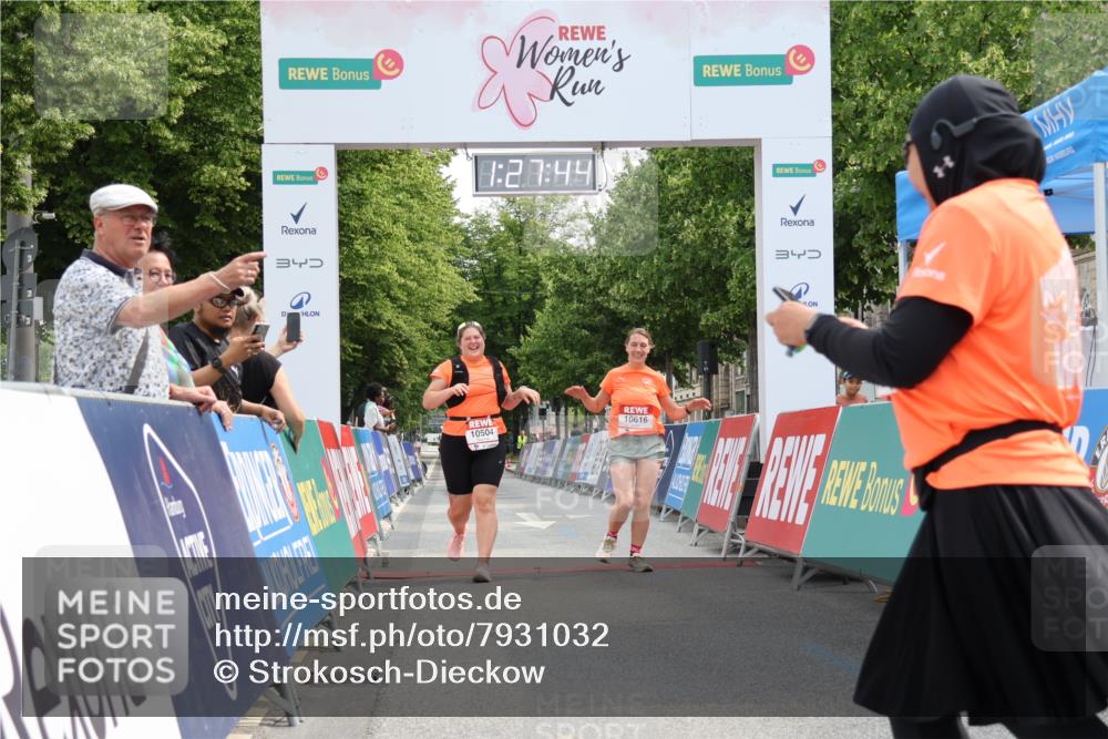 15.06.2025 - REWE Women's Run Strokosch-Dieckow http://msf.ph/oto/7931032 15.06.2025 10:28:22 Ziel 10504, 10517, 10616 meine-sportfotos.de