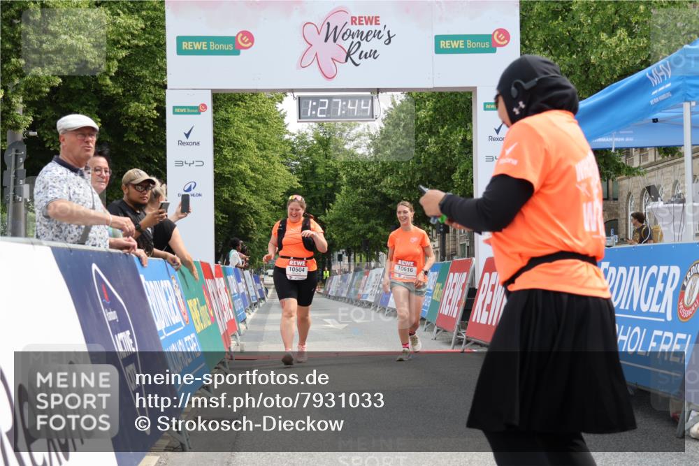 15.06.2025 - REWE Women's Run Strokosch-Dieckow http://msf.ph/oto/7931033 15.06.2025 10:28:23 Ziel 10504, 10616 meine-sportfotos.de