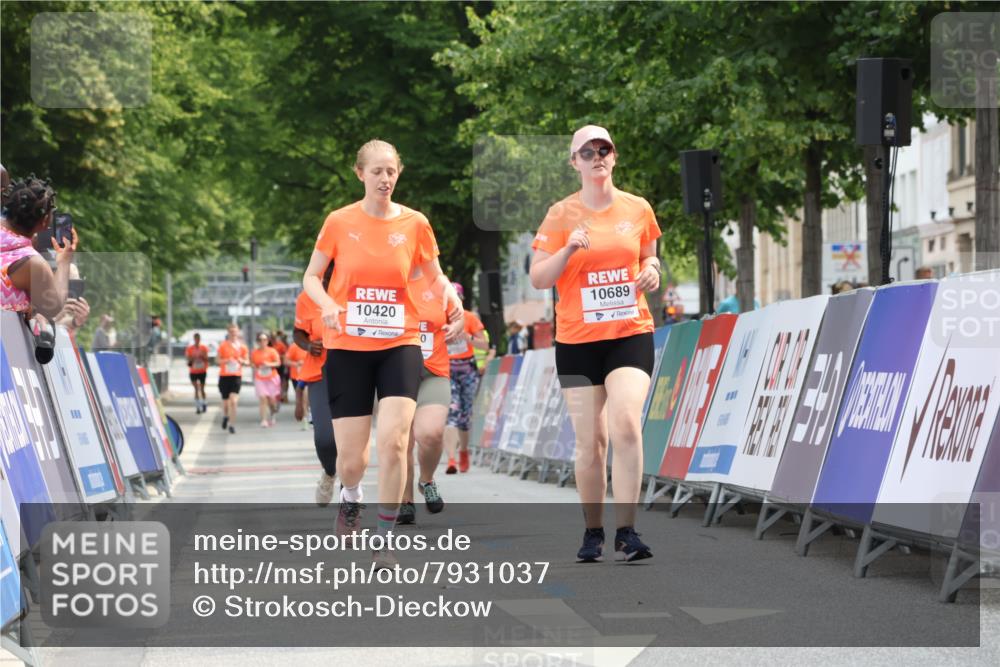 15.06.2025 - REWE Women's Run Strokosch-Dieckow http://msf.ph/oto/7931037 15.06.2025 10:29:12 Ziel 10420, 10689 meine-sportfotos.de