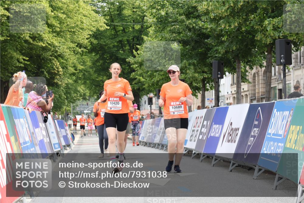 15.06.2025 - REWE Women's Run Strokosch-Dieckow http://msf.ph/oto/7931038 15.06.2025 10:29:14 Ziel 10180, 10420, 10689 meine-sportfotos.de