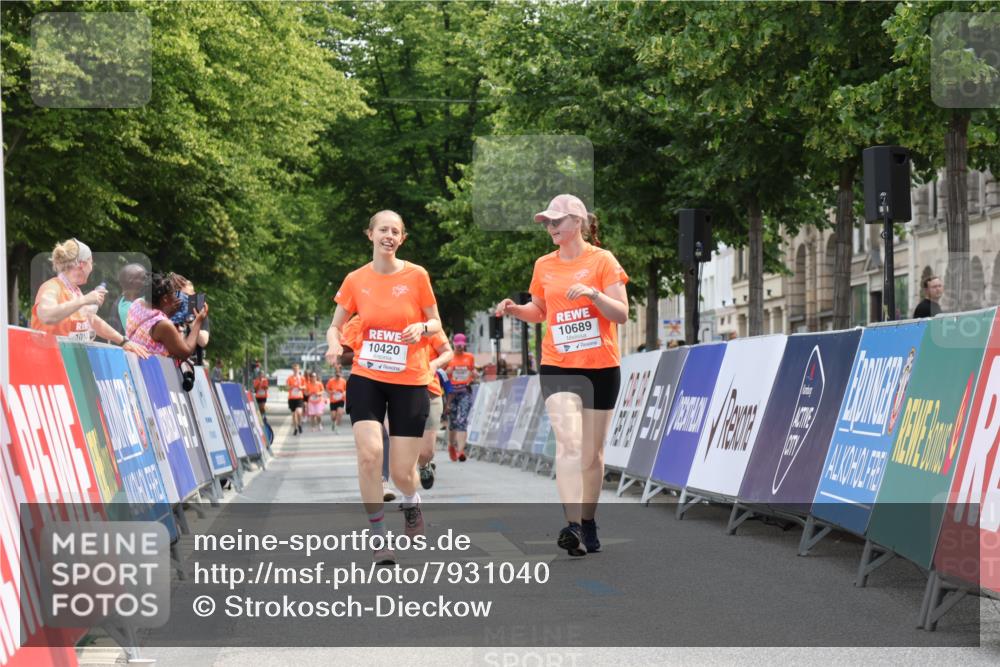 15.06.2025 - REWE Women's Run Strokosch-Dieckow http://msf.ph/oto/7931040 15.06.2025 10:29:15 Ziel 10180, 10420, 10689 meine-sportfotos.de