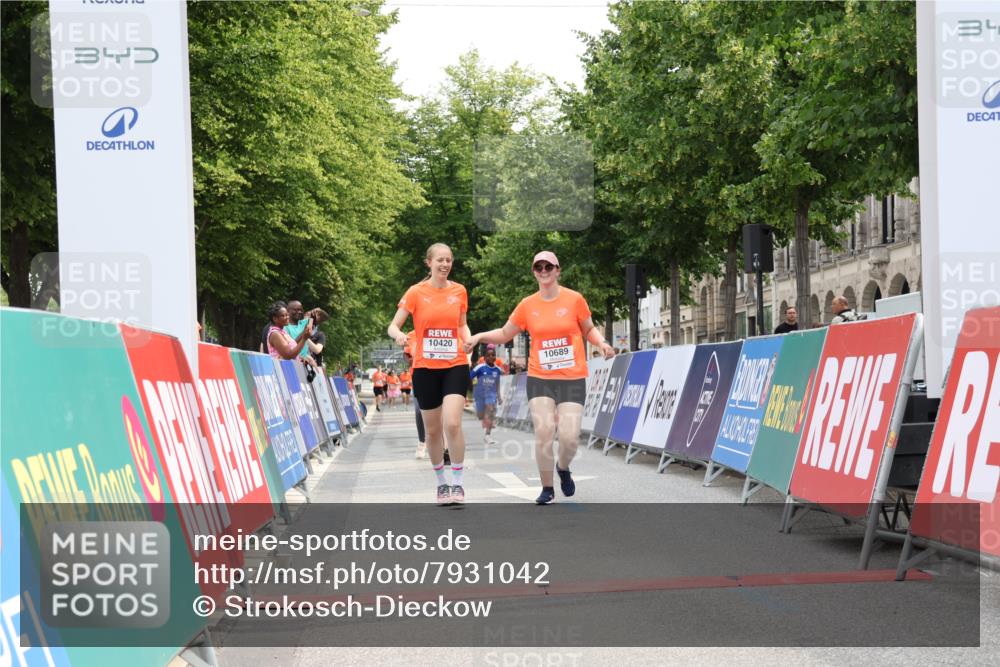 15.06.2025 - REWE Women's Run Strokosch-Dieckow http://msf.ph/oto/7931042 15.06.2025 10:29:16 Ziel 10065, 10180, 10420, 10689 meine-sportfotos.de