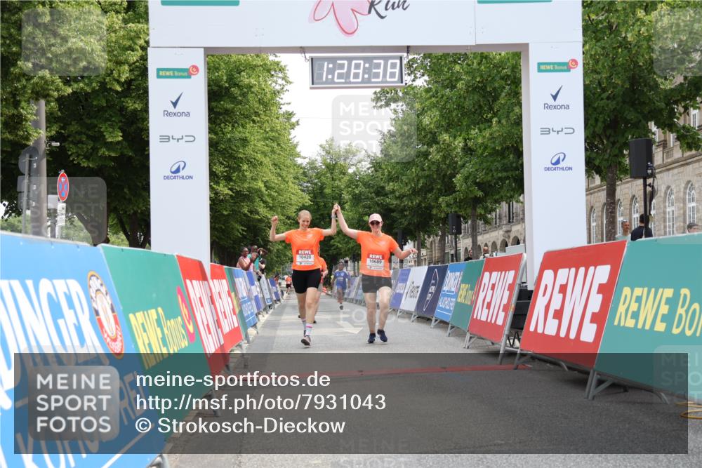 15.06.2025 - REWE Women's Run Strokosch-Dieckow http://msf.ph/oto/7931043 15.06.2025 10:29:16 Ziel 10065, 10180, 10420, 10689 meine-sportfotos.de