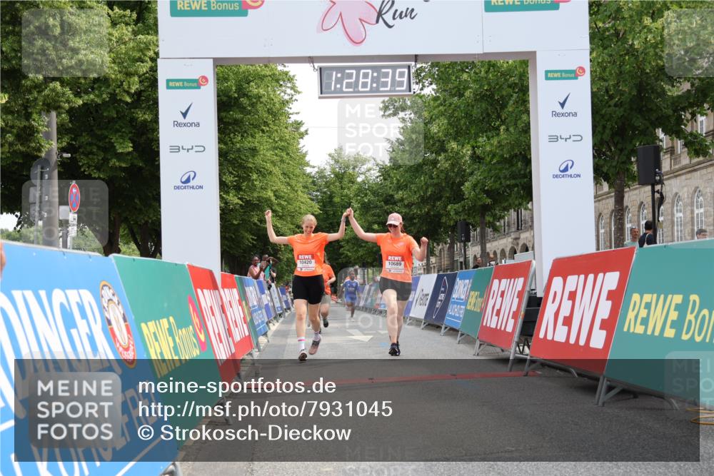 15.06.2025 - REWE Women's Run Strokosch-Dieckow http://msf.ph/oto/7931045 15.06.2025 10:29:17 Ziel 10065, 10180, 10420, 10689 meine-sportfotos.de