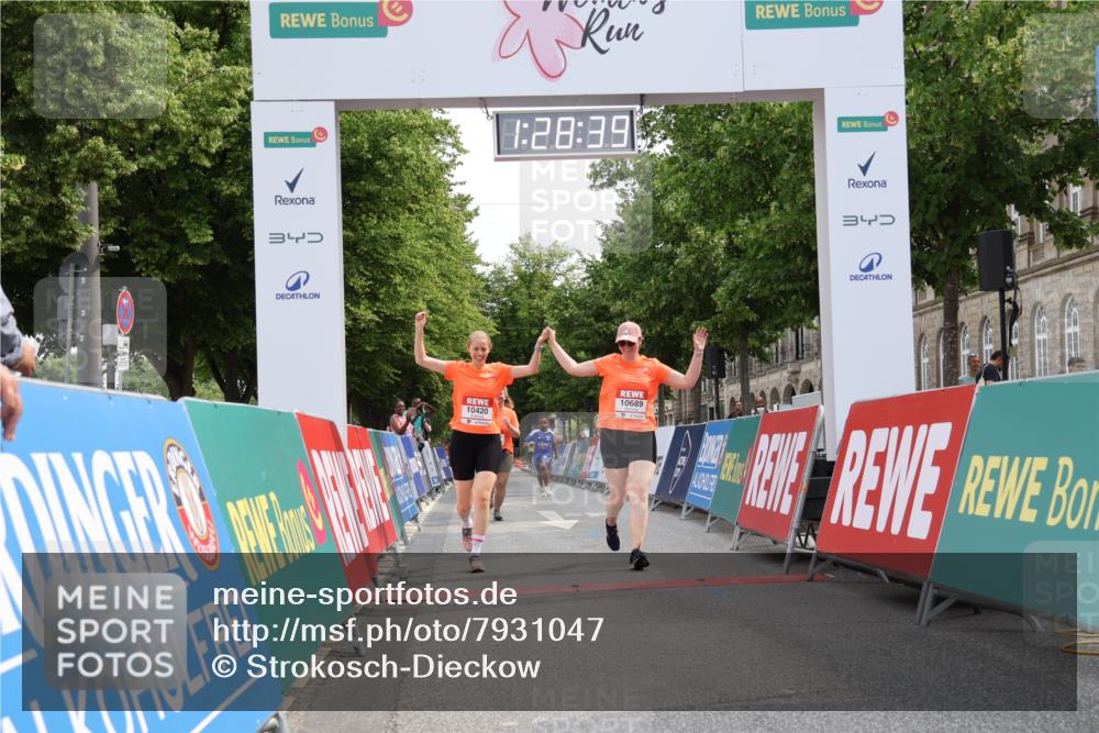 15.06.2025 - REWE Women's Run Strokosch-Dieckow http://msf.ph/oto/7931047 15.06.2025 10:29:17 Ziel 10065, 10180, 10420, 10689 meine-sportfotos.de