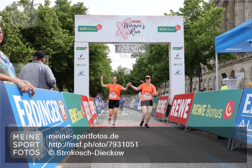 15.06.2025 - REWE Women's Run Strokosch-Dieckow http://msf.ph/oto/7931051 15.06.2025 10:29:18 Ziel 10065, 10180, 10420, 10689 meine-sportfotos.de