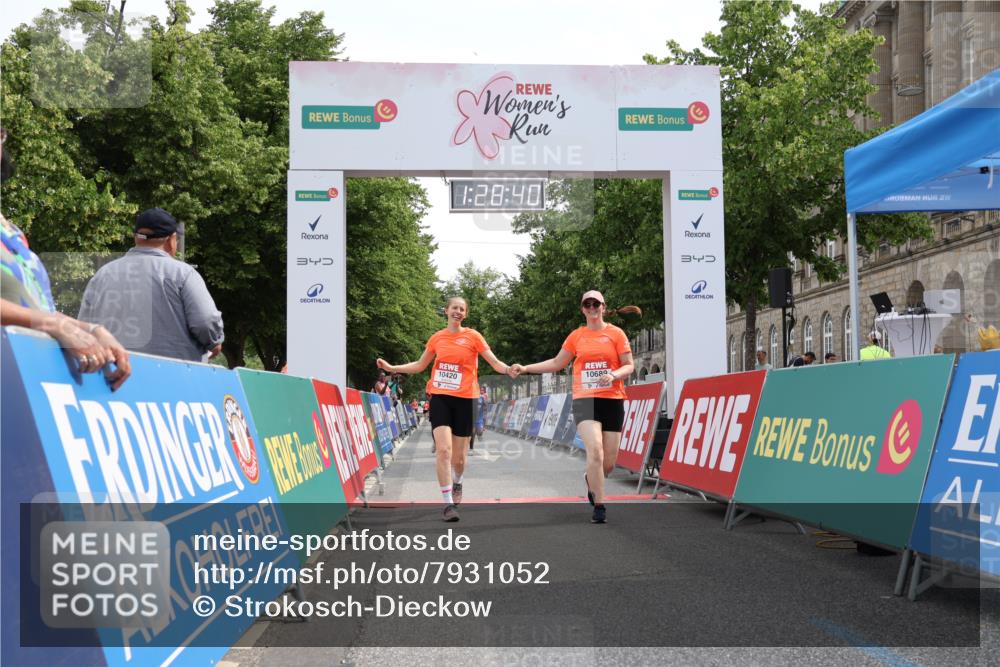 15.06.2025 - REWE Women's Run Strokosch-Dieckow http://msf.ph/oto/7931052 15.06.2025 10:29:18 Ziel 10065, 10180, 10420, 10689 meine-sportfotos.de