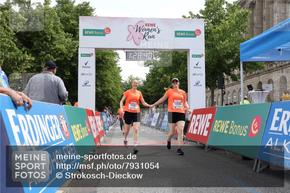 15.06.2025 - REWE Women's Run Strokosch-Dieckow http://msf.ph/oto/7931054 15.06.2025 10:29:19 Ziel 10065, 10180, 10420, 10689 meine-sportfotos.de