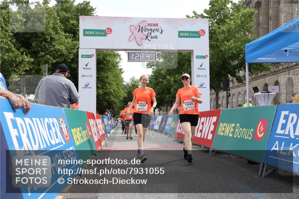 15.06.2025 - REWE Women's Run Strokosch-Dieckow http://msf.ph/oto/7931055 15.06.2025 10:29:19 Ziel 10065, 10180, 10420, 10689 meine-sportfotos.de