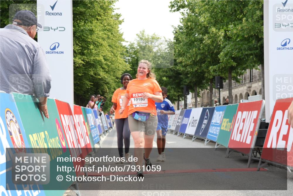 15.06.2025 - REWE Women's Run Strokosch-Dieckow http://msf.ph/oto/7931059 15.06.2025 10:29:21 Ziel 10065, 10180, 10420, 10689 meine-sportfotos.de